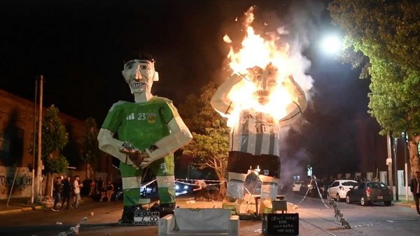 BOB平台-阿根廷媒体El Argentino报道,作为阿根廷传统新年庆祝活动的一部分,民众燃烧了78个知名人物的巨型雕像,其中包括梅西和大马丁的雕像